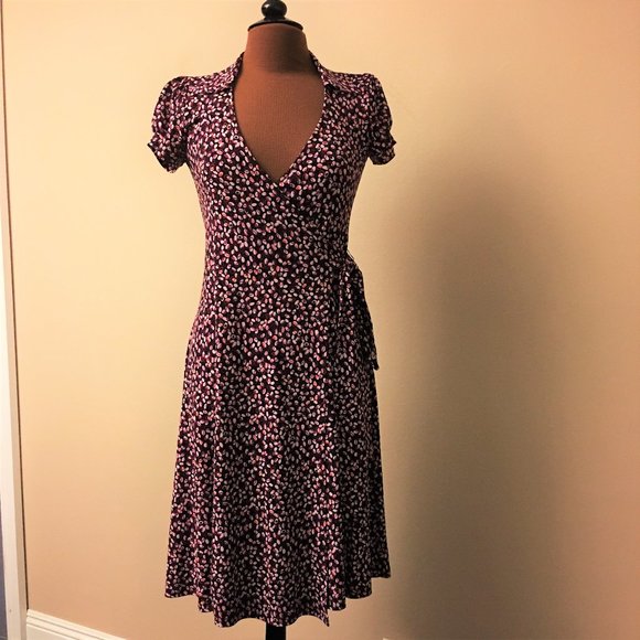 GIBSON Short Sleeve Graphic Wrap Dress - Picture 2 of 10